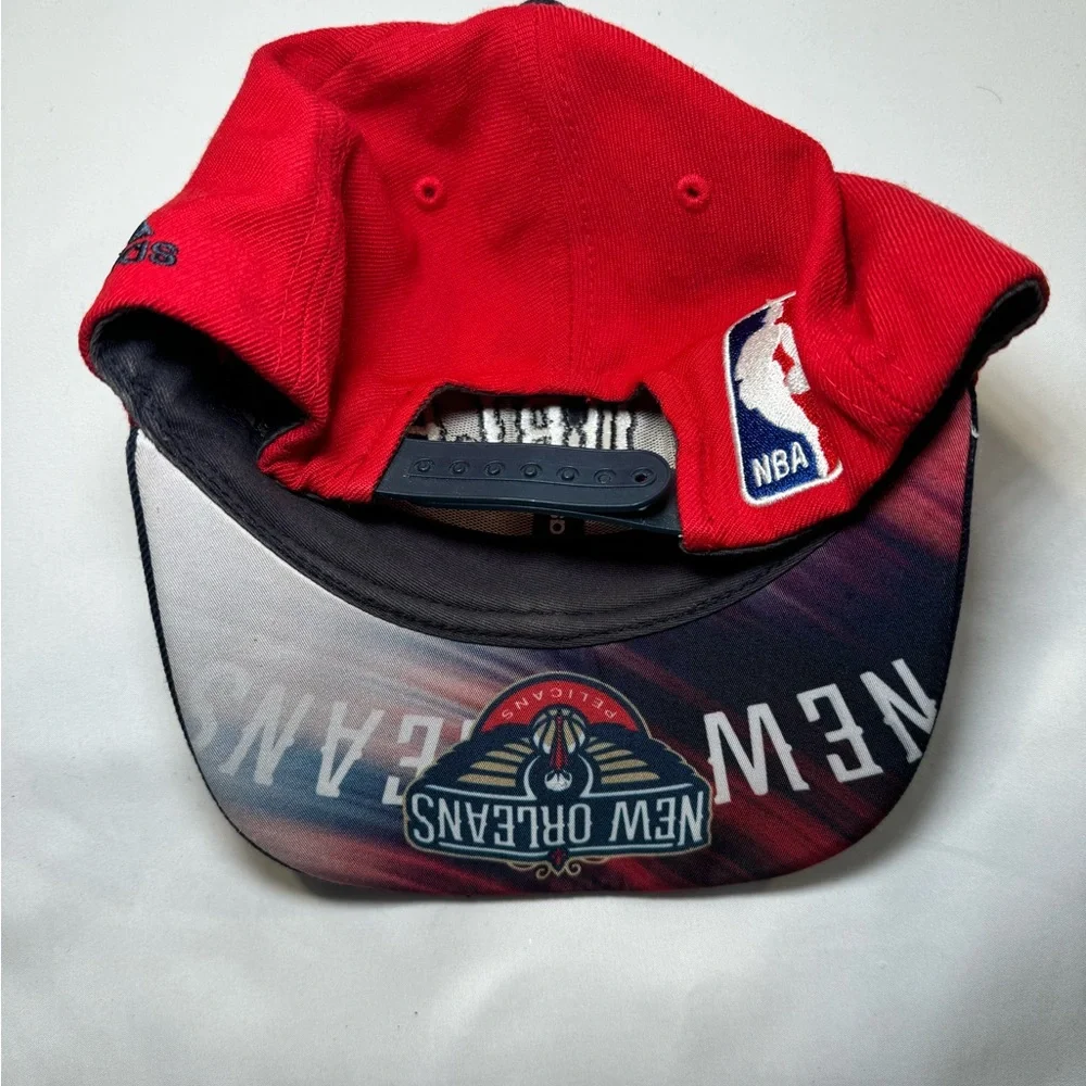 ADIDAS NEW ORLEANS PELICANS FLATBILL‎ SNAPBACK HAT NBA CAP UNDER BILL DESIGN